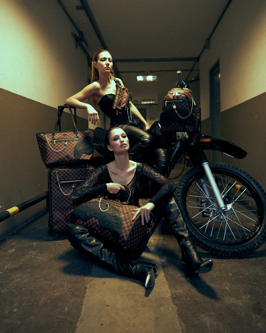 HENNY LOCK SHARKS IN PARIS JETSETTER CARRY-ON LUGGAGE - Image 8