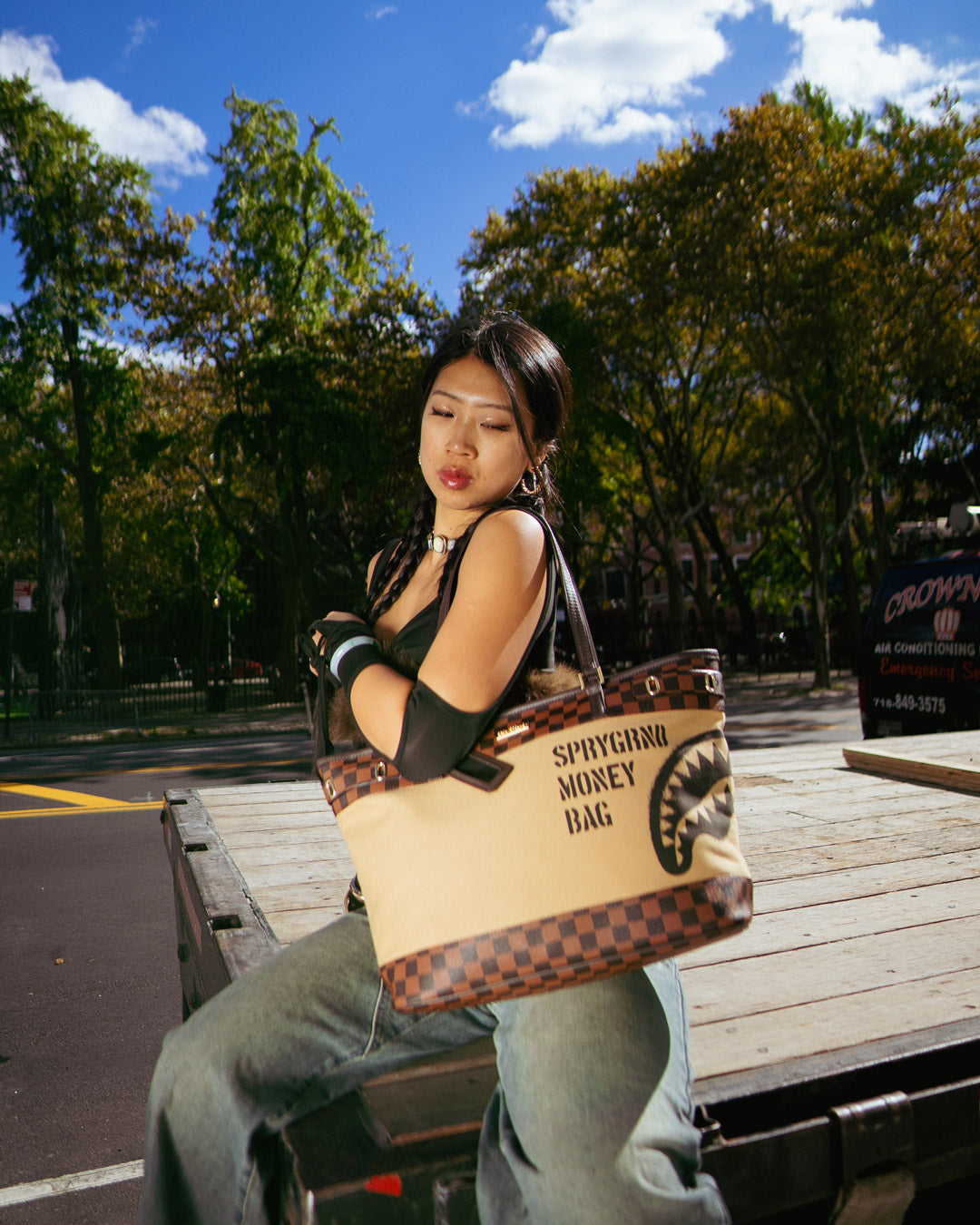 SPRAYGROUND MONEY BAG TOTE - Image 6