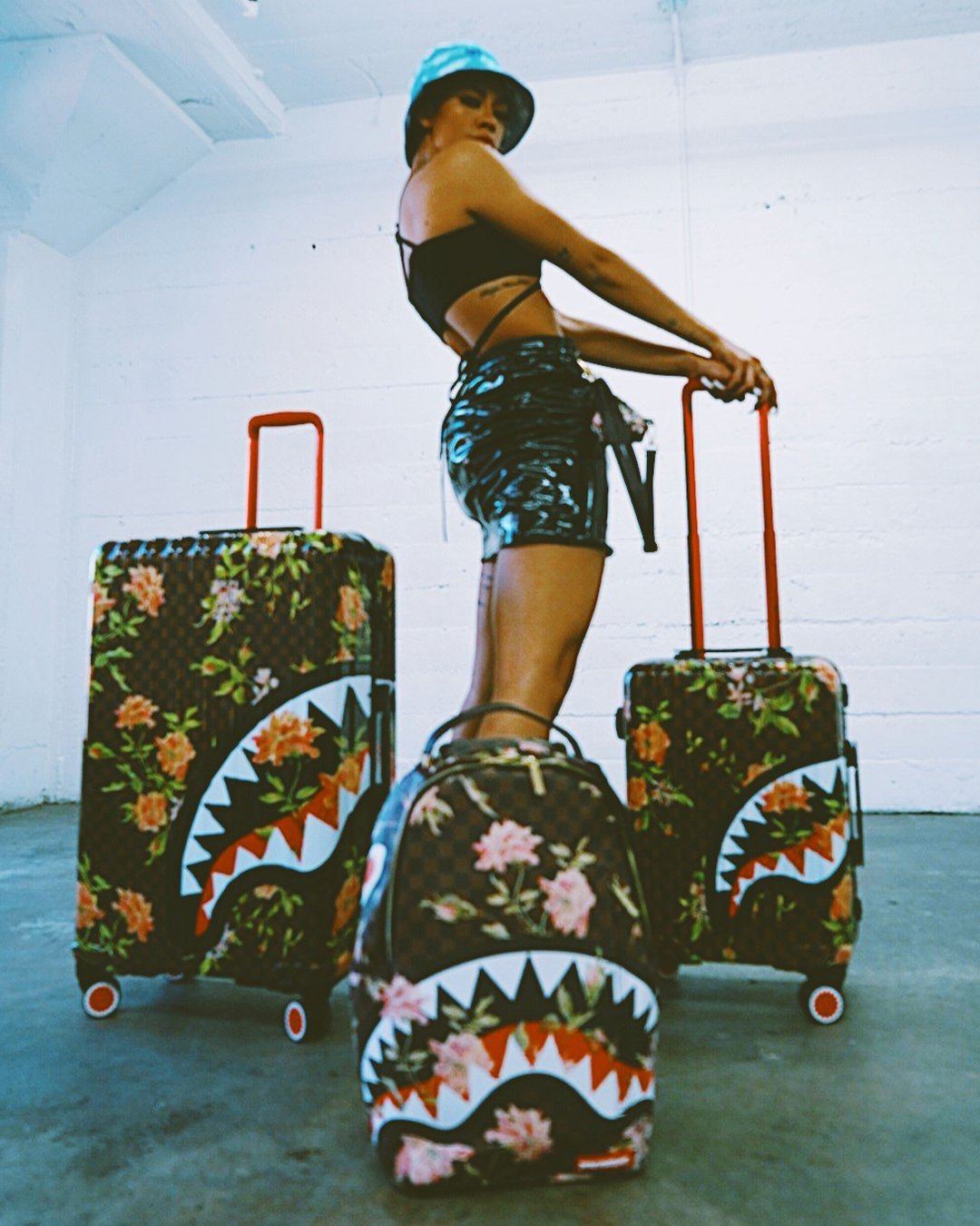 SHARKFLOWER 29.5 FULL-SIZE SHARKNAUTICS LUGGAGE - Image 4